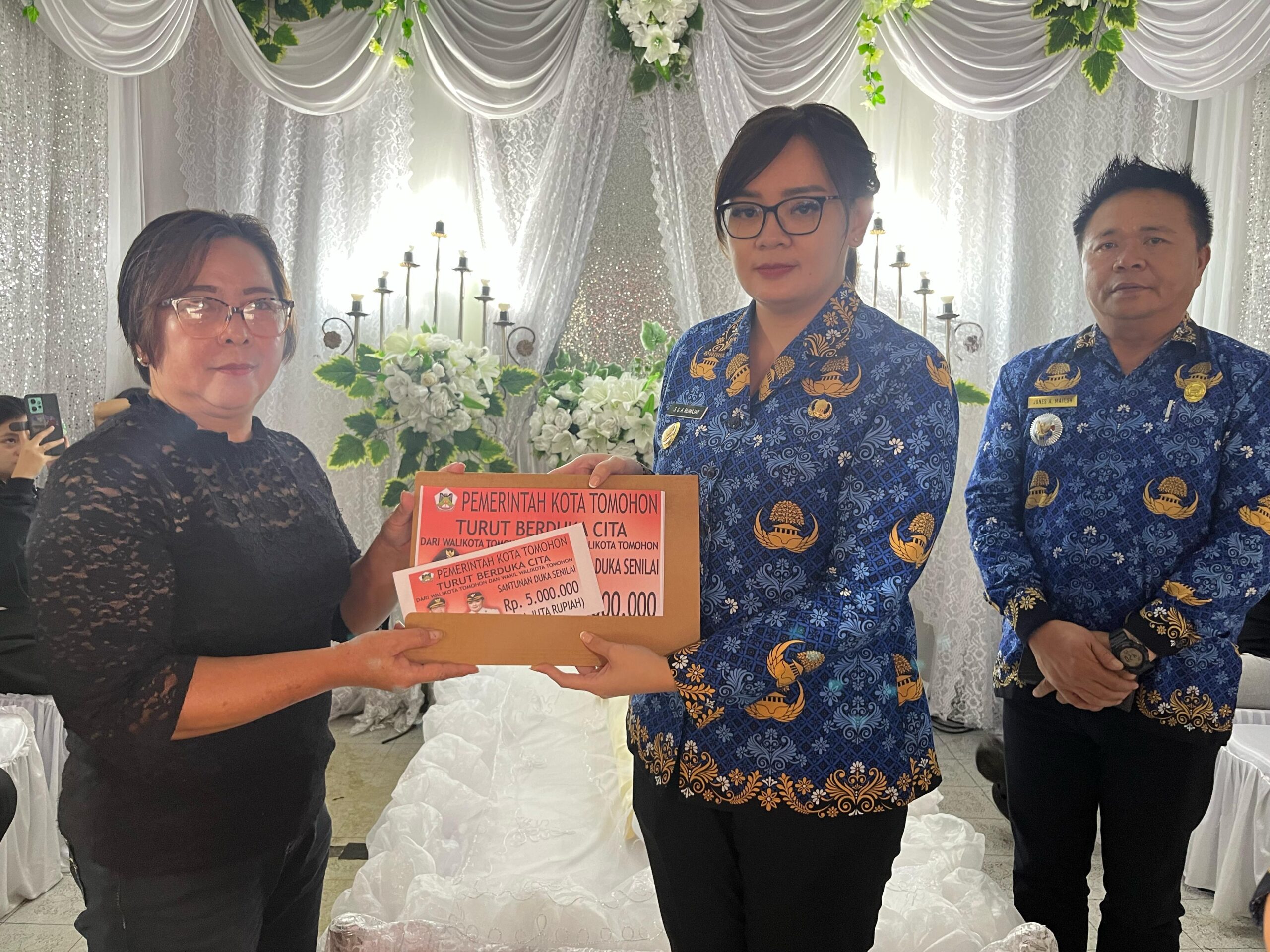 Sampaikan Belasungkawa, Wawali Sendy Rumajar Serahkan Santunan Duka Rp5 Juta 120 wawali serahkan santunan duka scaled