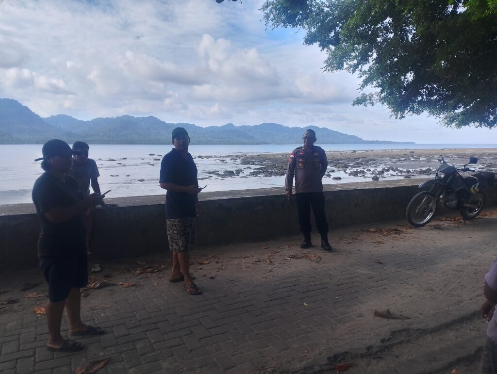 Terus Pantau Permukaan Laut Teluk Rainis, IPTU Hugo Essing : Warga Bertahan Dulu Ditempat Aman, Jauhi Bibir Pantai 116 1000120274