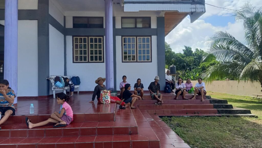 Terus Pantau Permukaan Laut Teluk Rainis, IPTU Hugo Essing : Warga Bertahan Dulu Ditempat Aman, Jauhi Bibir Pantai 117 1000120286