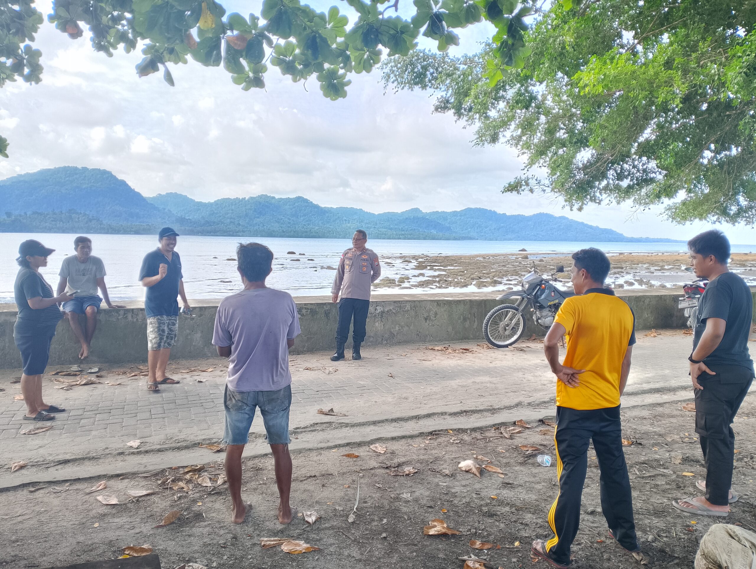 Terus Pantau Permukaan Laut Teluk Rainis, IPTU Hugo Essing : Warga Bertahan Dulu Ditempat Aman, Jauhi Bibir Pantai 115 Warga Rainis evakuasi tsunami Kamchatka