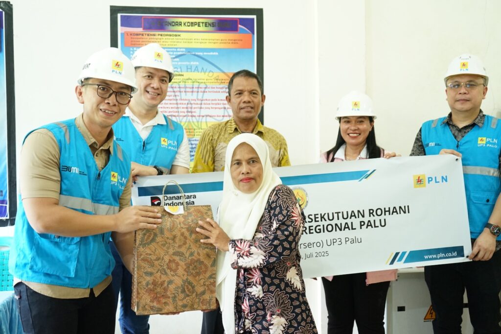 PLN Tak Hanya Terangi Negeri, Tapi Juga Hati: Perokris Palu Berbagi Kasih di SDN 13 Sindue Tombusabora 122 1000325794