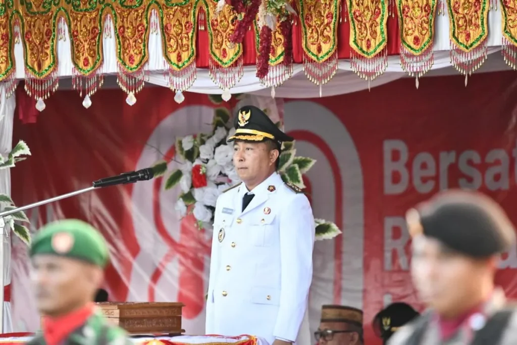 Pimpin Penurunan Bendera Merah Putih, Wabup Argo Sumaiku: Kemerdekaan Adalah Amanat Yang Harus Diajaga 122 1000344267