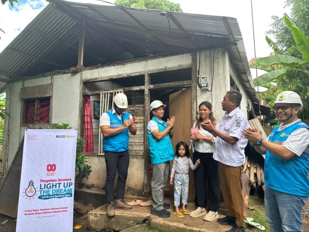 Program “Light Up the Dream”, Sambung Listrik Gratis Donasi Pegawai PLN Berhasil Nyalakan Lebih dari 154 Keluarga Prasejahtera 122 1000349049
