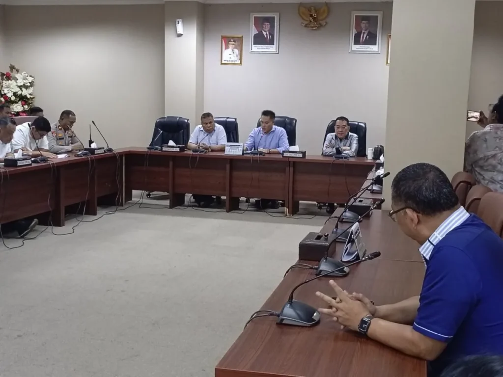 Keluarga Tatukude Minta Copot Ketua PN Manado Saat RDP dengan DPRD Sulut 124 1000561299