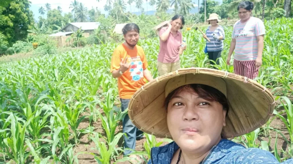 Sambut HUT RI ke-80 Tahun, Pricylia Rondo Bantu Petani Salurkan Pupuk Organik Benih Cabe dan Seledri 123 1000564427