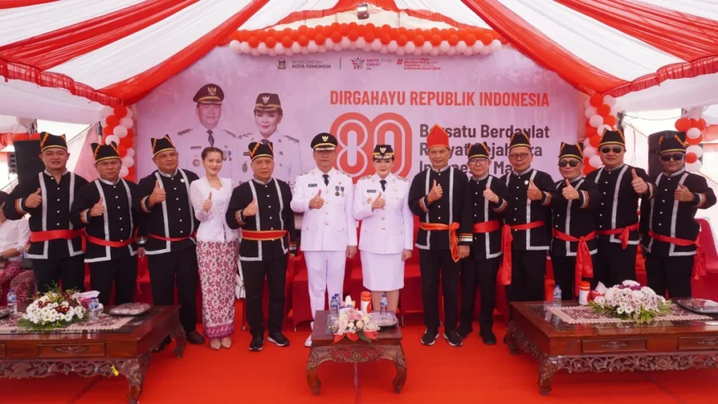 Kenakan Pakaian Adat Minahasa, Ketua DPRD Tomohon Mono Turang Didaulat Baca Teks Proklamasi 122 ANGGOTA DPRD TOMOHON HUT RI KE 80
