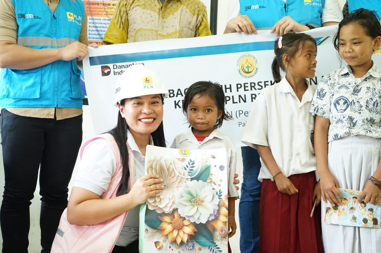 PLN Tak Hanya Terangi Negeri, Tapi Juga Hati: Perokris Palu Berbagi Kasih di SDN 13 Sindue Tombusabora 120 IMG 20250801 WA0083