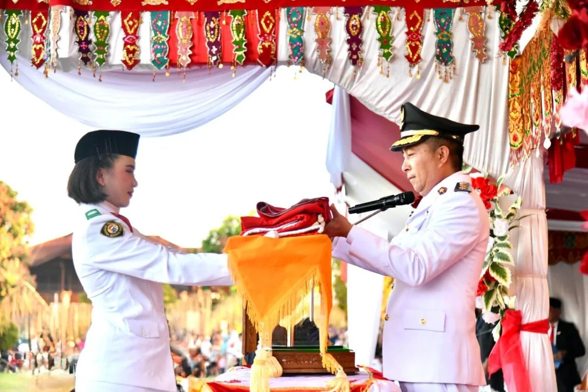 Pimpin Penurunan Bendera Merah Putih, Wabup Argo Sumaiku: Kemerdekaan Adalah Amanat Yang Harus Diajaga 121 IMG 20250817 WA0129