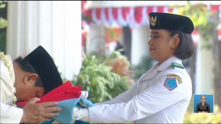 Cium Bendera Merah Putih Sebelum Dikibarkan, Prabowo Perdana Pimpin Upacara HUT RI di Istana Merdeka 121 PRABOWO CIUM BENDERA MERAH PUTIH