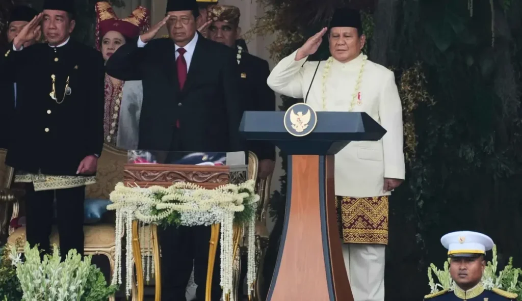 Cium Bendera Merah Putih Sebelum Dikibarkan, Prabowo Perdana Pimpin Upacara HUT RI di Istana Merdeka 124 prabowo hormat bendera 1