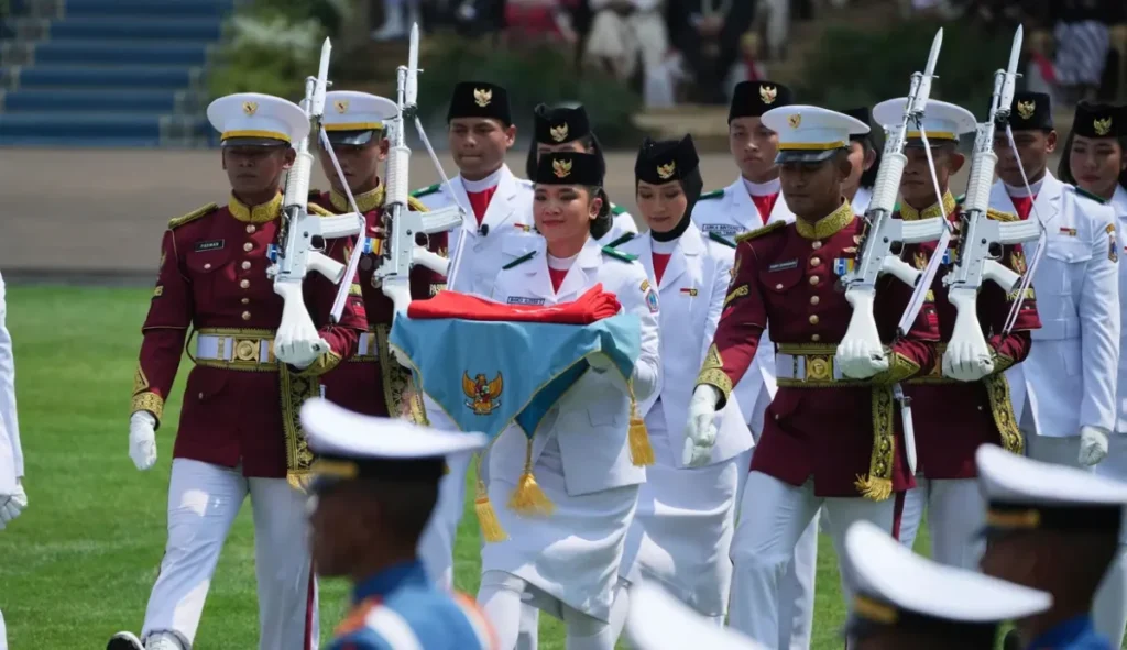 Cium Bendera Merah Putih Sebelum Dikibarkan, Prabowo Perdana Pimpin Upacara HUT RI di Istana Merdeka 122 prabowo upacara hut ri ke 80 ok bawa baki