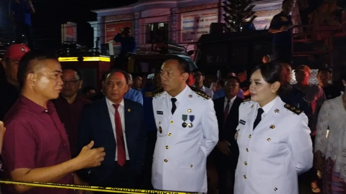 Masih Dengan Mengenakan Pakaian PDU, CS-SR Langsung Turun ke Lokasi Kebakaran 121 walikkota dan wakil di tkp kebakaran 1