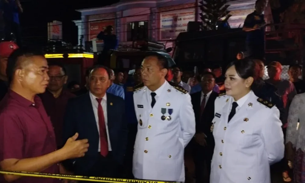 walikkota dan wakil di tkp kebakaran