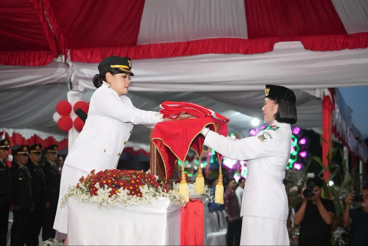 Wawali Sendy Rumajar Pimpin Penurunan Bendera Merah Putih HUT ke-80 RI 121 wawali sendy upacara penurunan bendera