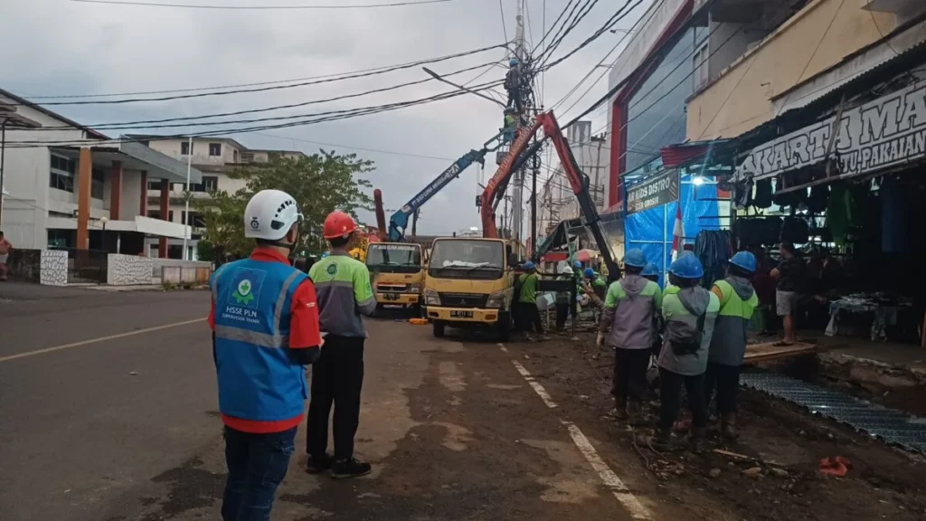 Tandem Manager Jacobis dan Team Leader Lakumani Turun Langsung, Jaga Keandalan Listrik Manado 122 1000374843