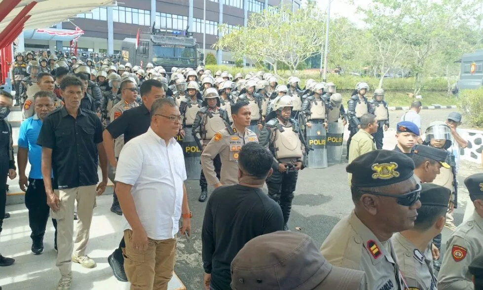 Louis Schramm Apresiasi Mahasiswa dan Aparat Saat Demo di Kantor DPRD Sulut 123 1000581348
