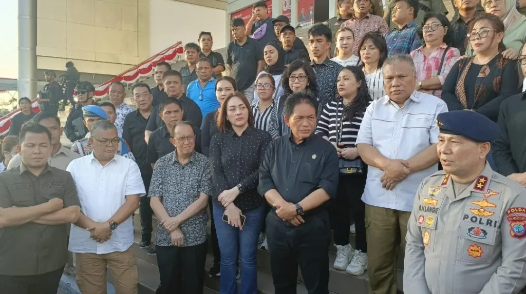 Louis Schramm Apresiasi Kapolda Sulut Irjen Pol Roycke Langie Turun Langsung Amankan Demo 122 1000581403
