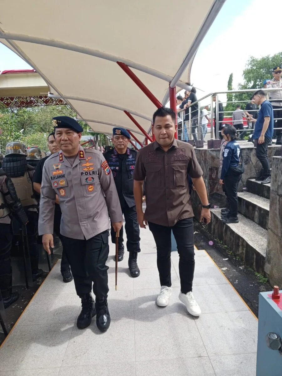 Braien Waworuntu Dampingi Kapolda Roycke Langie Temui Pendemo Para Mahasiswa 121 1000581430