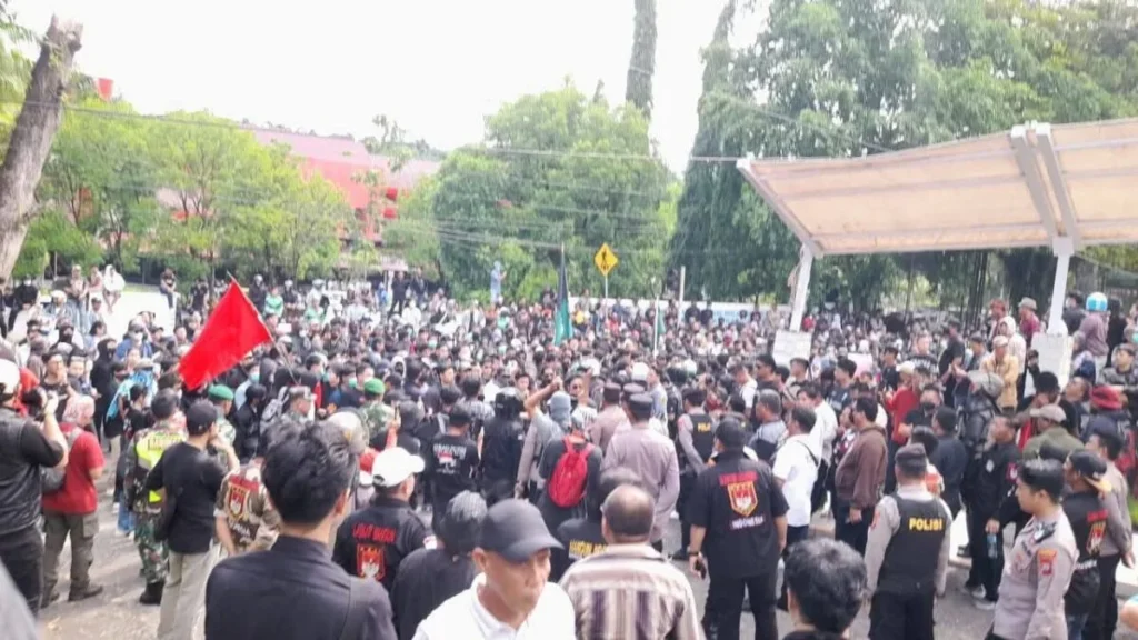 Lewat Batas Jam Penyampaian Pendapat Dimuka Umum, Mahasiswa Pendemo Dipukul Mundur Polisi dengan Water Canon dan Gas Air Mata 122 demo 4 pake ini