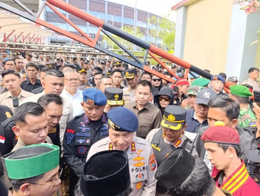 Lewat Batas Jam Penyampaian Pendapat Dimuka Umum, Mahasiswa Pendemo Dipukul Mundur Polisi dengan Water Canon dan Gas Air Mata 123 demo 6 pake lei ini