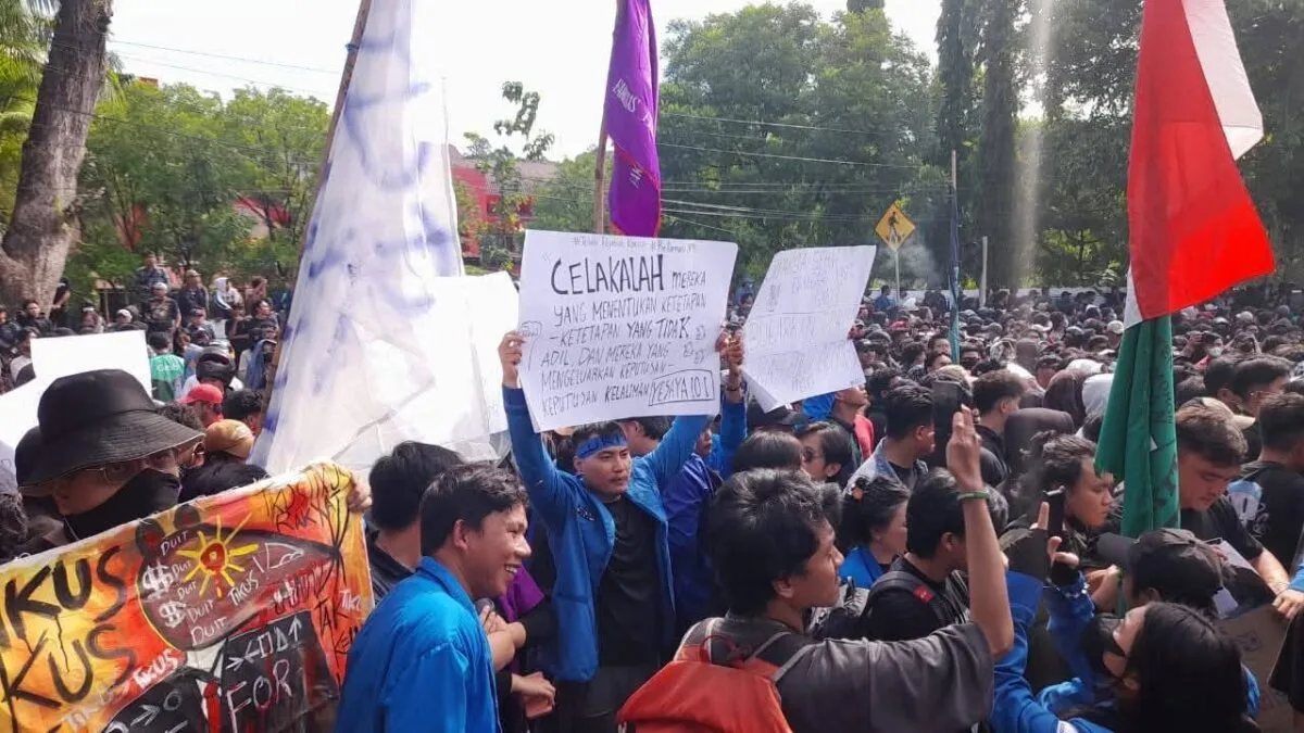 Lewat Batas Jam Penyampaian Pendapat Dimuka Umum, Mahasiswa Pendemo Dipukul Mundur Polisi dengan Water Canon dan Gas Air Mata 121 demo 8 foto A