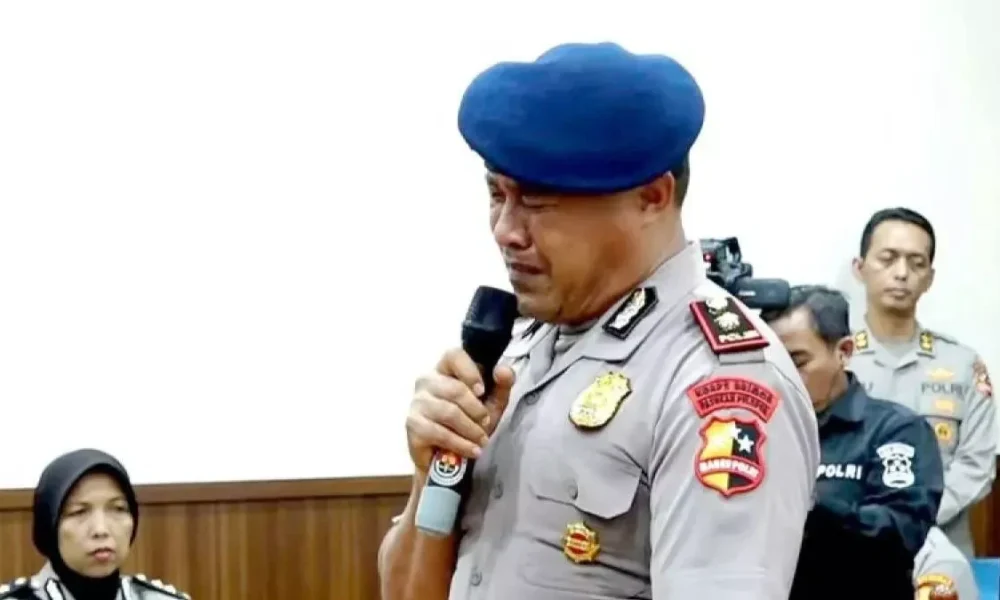 kompol kosmas k gae menangis saat berbicara dalam rcxk