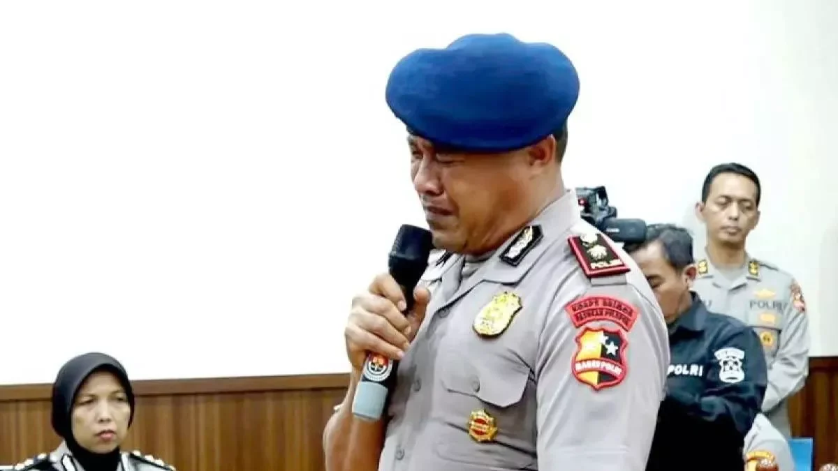 kompol kosmas k gae menangis saat berbicara dalam