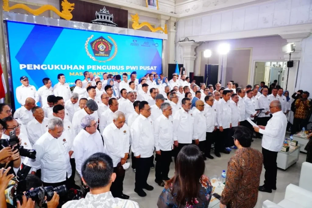Ketum Beri Pesan Persatuan, Menteri Komdigi Apresiasi Napak Tilas Berdirinya PWI di Monumen Pers 121 1000400420