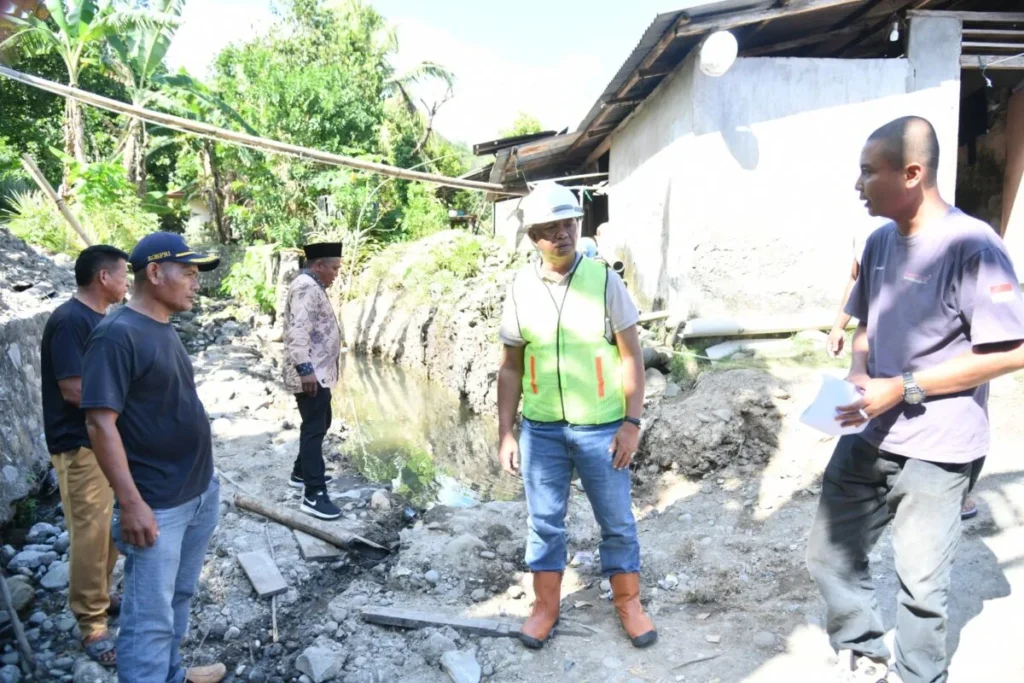 Bupati Oskar Manoppo Tinjau Langsung Pembangunan Tanggul Sungai Di Desa Dodap 121 FOTO B BUPATI BOLTIM TINJAU TANGGUL