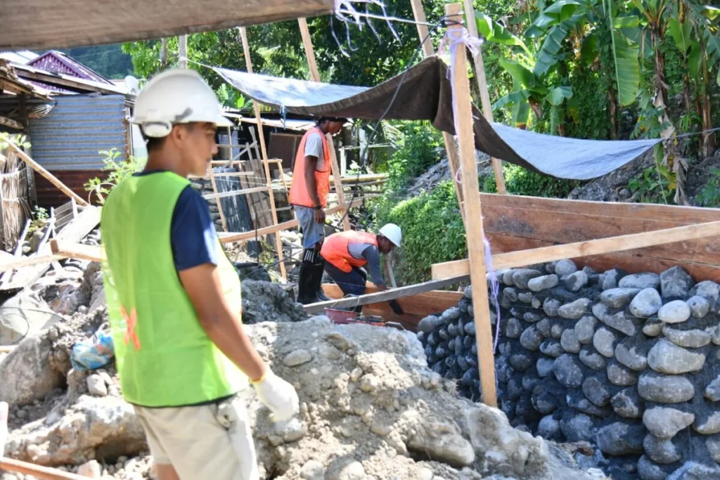 Bupati Oskar Manoppo Tinjau Langsung Pembangunan Tanggul Sungai Di Desa Dodap 122 FOTO C PEMBANGUNAN TANGGUL DODAP