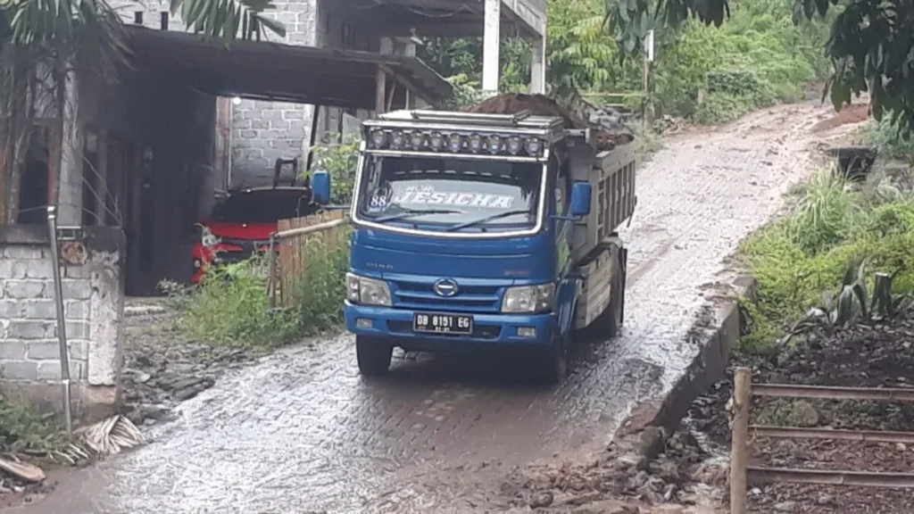 Diduga Tak Berijin dan Dikelola Anak Pejabat Pemkab Minsel, Warga Buyungon Protes Aktivitas Galian C 121 Minsel foto B