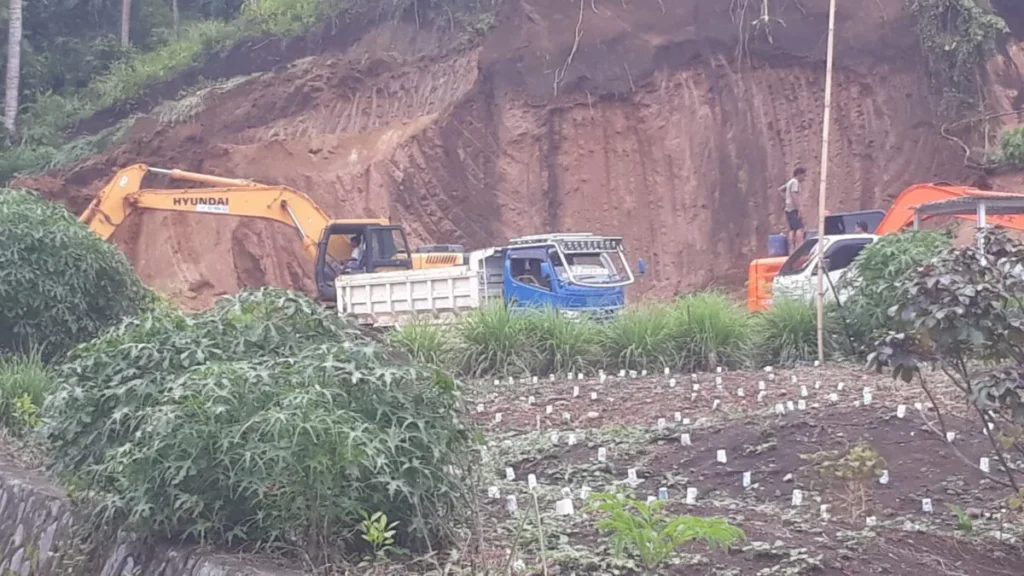 Diduga Tak Berijin dan Dikelola Anak Pejabat Pemkab Minsel, Warga Buyungon Protes Aktivitas Galian C 122 Minsel foto C