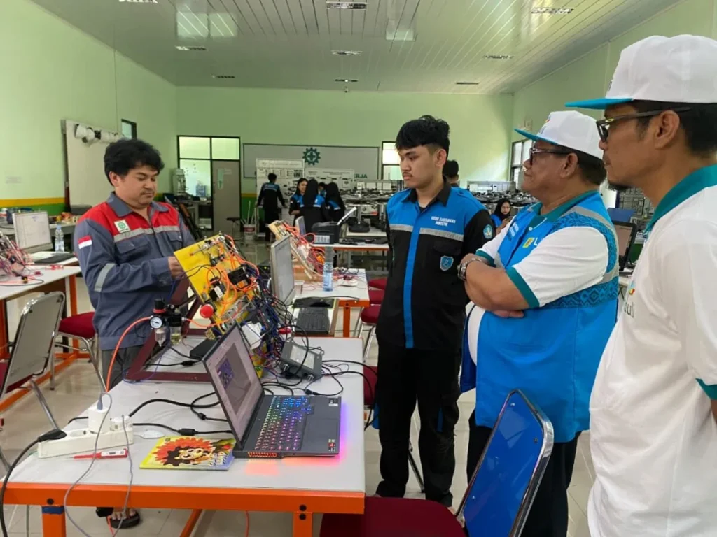 Dukung Inovasi Energi Bersih, PLN UID Suluttenggo Gelar Pelatihan Green Energy di SMK Palu 121 PLN Palu A