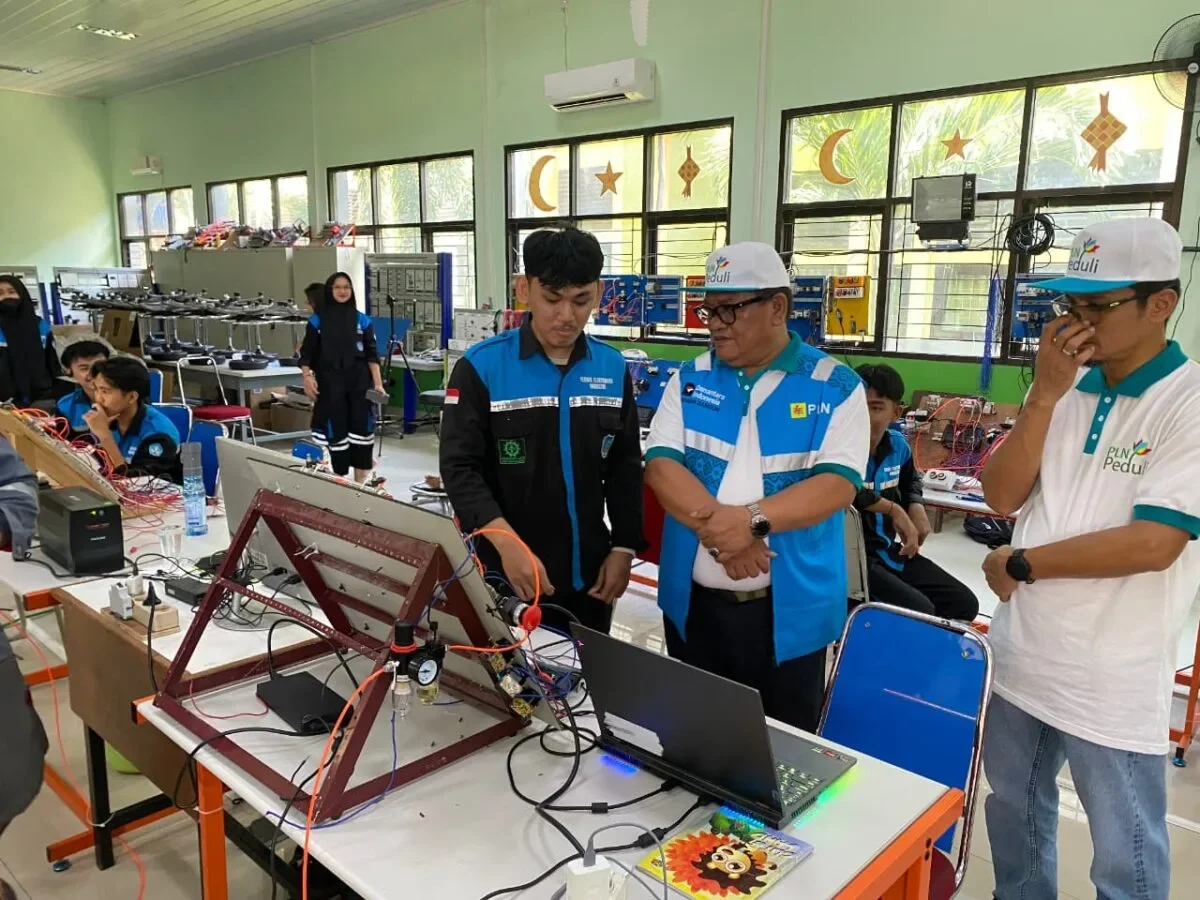 Dukung Inovasi Energi Bersih, PLN UID Suluttenggo Gelar Pelatihan Green Energy di SMK Palu 120 PLN Palu Foto B