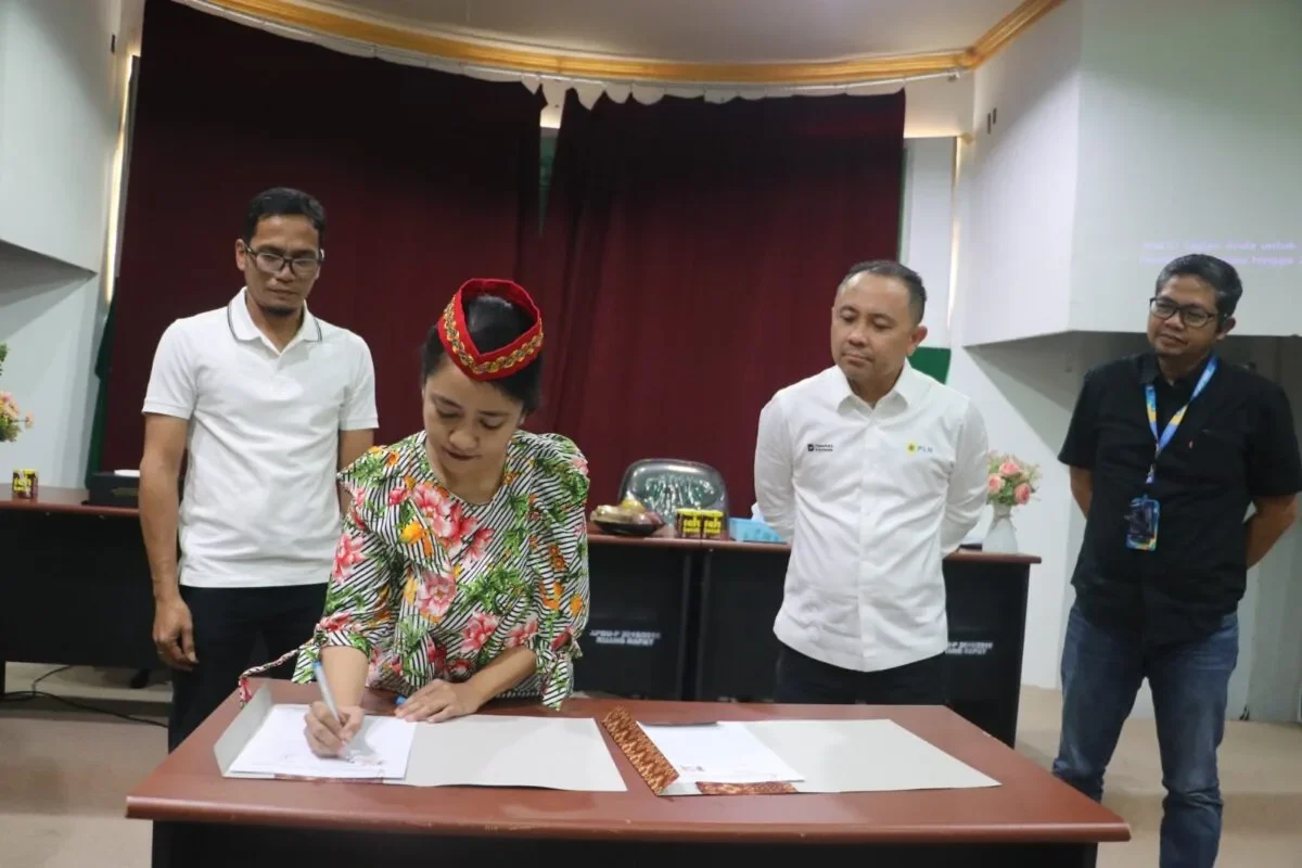 Dukung Peningkatan Kualitas SDM Daerah, PLN dan UniversitasSintuwu Maroso Tanda Tangan Kerjasama 120 PT PLN teken MOU dengan universitras poso