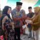 Bupati Oskar Manoppo Serahkan Santunan Uang Duka Kepada Ahli Waris Warga Desa Tangaton 131 bupati boltim sewrahkan santunan duka