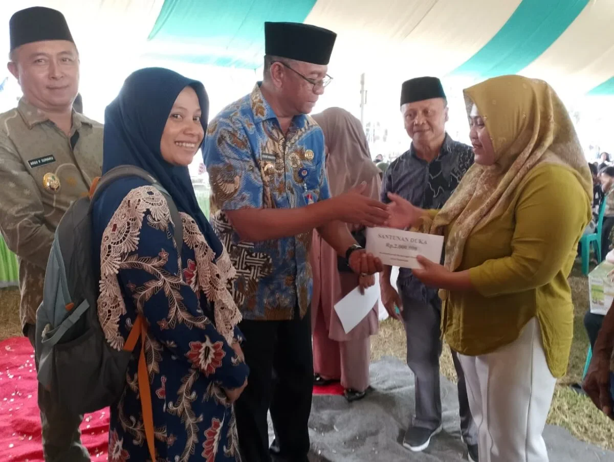 Bupati Oskar Manoppo Serahkan Santunan Uang Duka Kepada Ahli Waris Warga Desa Tangaton 120 bupati boltim sewrahkan santunan duka