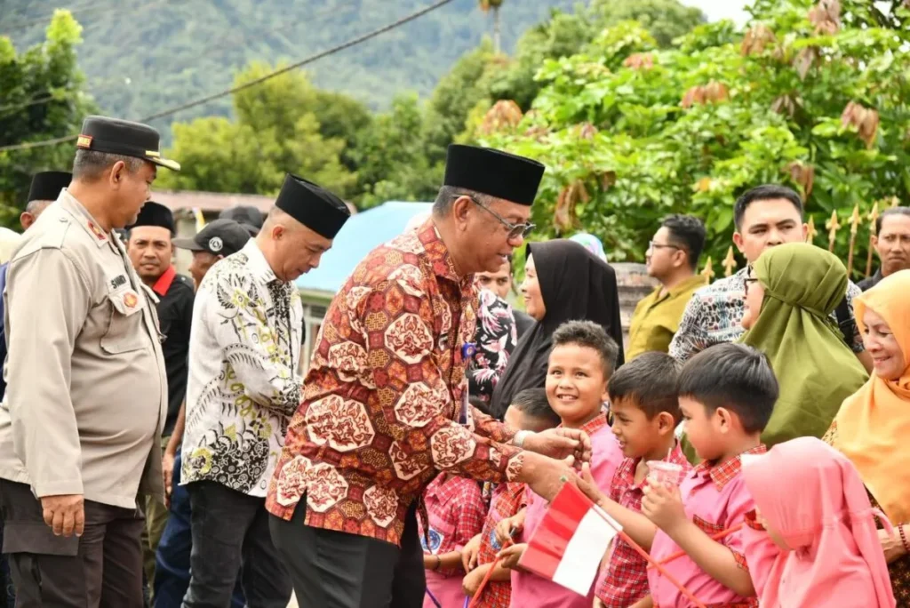 Dinilai  Pandang Enteng , Bupati Oskar Manoppo Geram Sejumlah Kepala SKPD ‘Bolos’ Saat Kunker di Modayag 121 bupati dan wakil bupati boltim di modayag 2