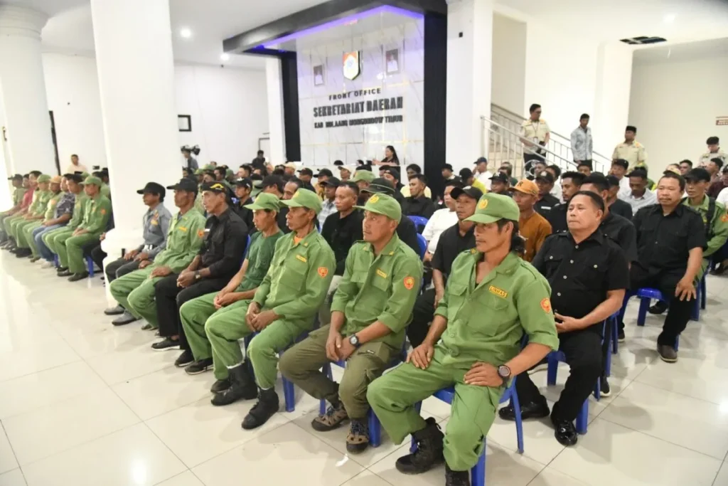 Perkuat Perlindungan Masyarakat, Bupati Oskar Manoppo Kukuhkan Satlinmas dan Relawan Pemadam Kebakaran 121 foto B Boltim Satlinmas