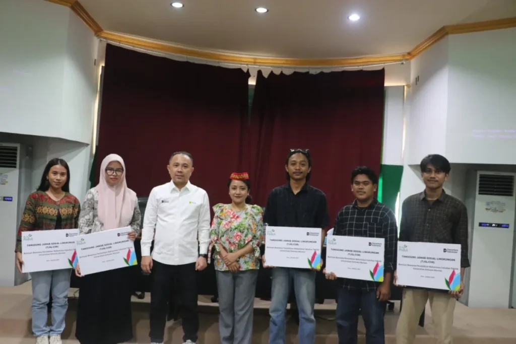 Salurkan TJSL, PLN Serahkan Bantuan Beasiswa Kepada Mahasiswa Berprestasi 121 foto B beasiswa PLn