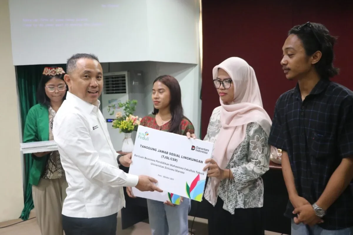 Salurkan TJSL, PLN Serahkan Bantuan Beasiswa Kepada Mahasiswa Berprestasi 120 foto PLN Beasiswa