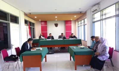 foto sidang KPI antara LSM RAKO dan Kanwil Kemenag Sulut