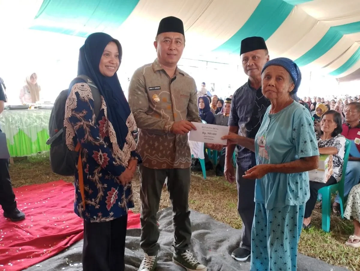 Wabup Argo Sumaiku Serahkan BLT Kepada KPM Desa Tangaton 120 wabup boltim serahkan PKM