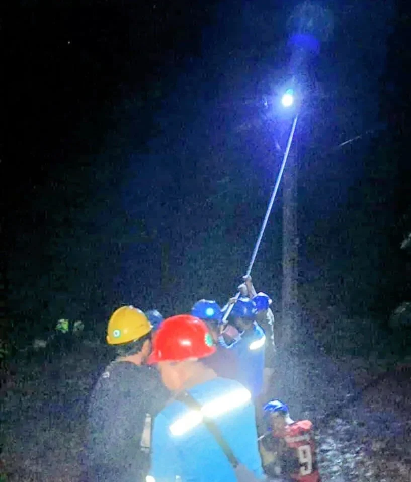 Petugas PLN ULP Ratahan Berjibaku di Medan Berat untuk Pulihkan Listrik di Minahasa Tenggara 133 1000474595