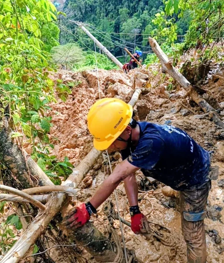 Petugas PLN ULP Ratahan Berjibaku di Medan Berat untuk Pulihkan Listrik di Minahasa Tenggara 132 1000474598
