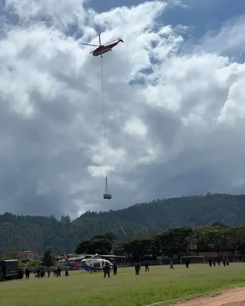 Pengiriman Genset Pakai Helicopter 2 822x1024 1