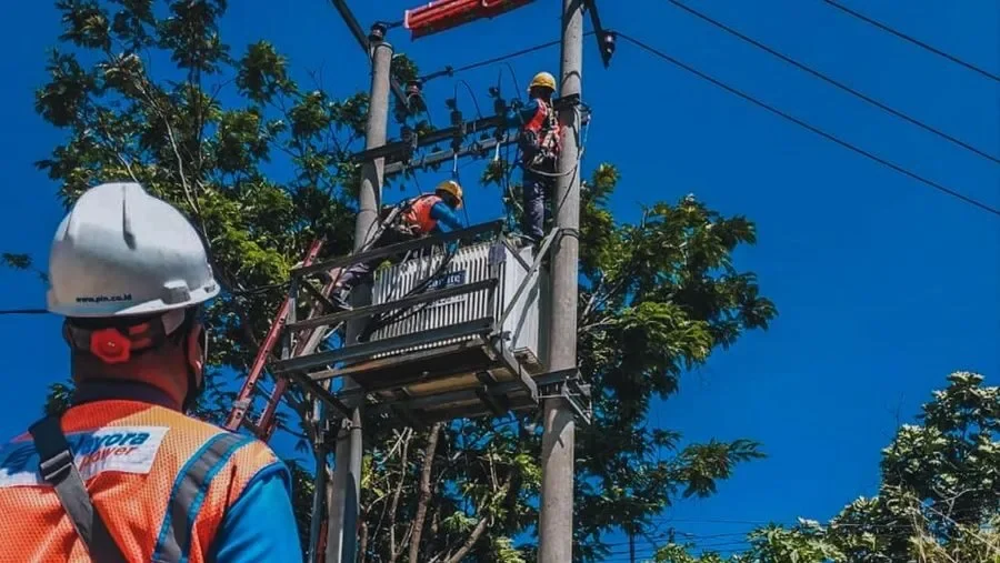 ilustrasi petugas pln secara rutin melakukan pemeliharaan infrastruktur untuk menjaga keandalan pasokan listrik bagi masyaraka 1759207663899 169