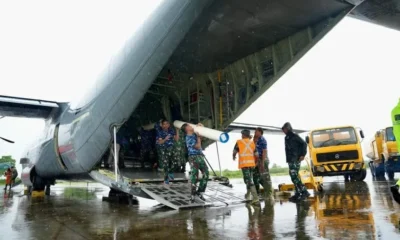 personel tni au menurunkan material tower emergency dari ruang kargo pesawat hercules di tengah kondisi hujan proses bongkar m 1764309442682 169