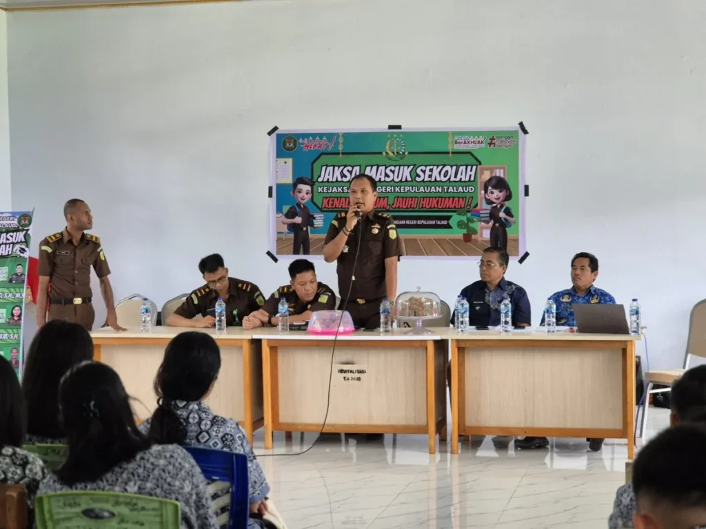 Kejari Talaud Gelar Kegiatan Jaksa Masuk Sekolah, 'Kenali Hukum Jauhi Hukuman' Jadi Tajuk Utama 138 1000175746