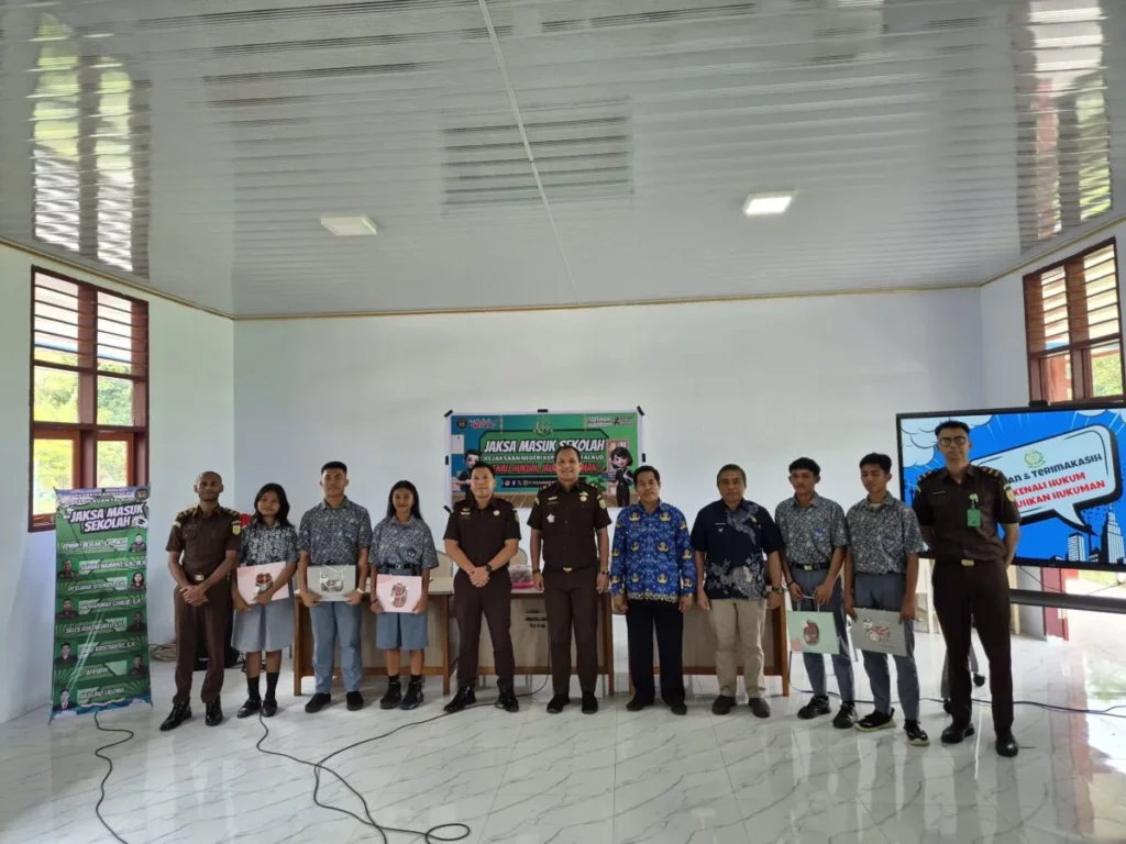 Kejari Talaud Gelar Kegiatan Jaksa Masuk Sekolah, 'Kenali Hukum Jauhi Hukuman' Jadi Tajuk Utama 140 1000175758